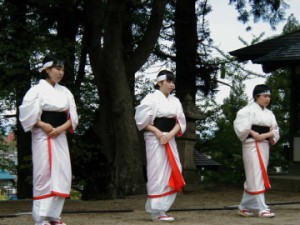会津市内の女子高校生による剣舞